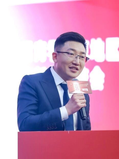主持人李鹏飞