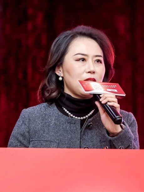 主持人程娟
