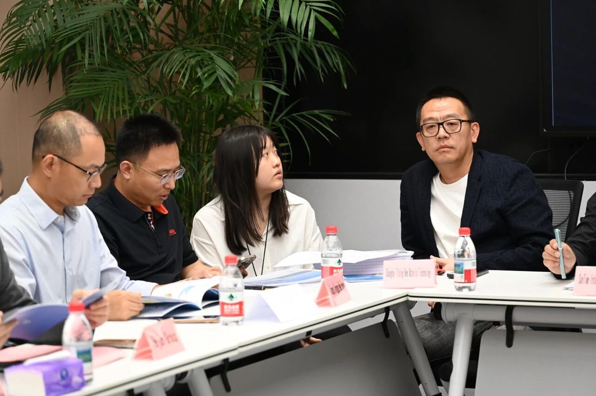 企业代表认真交流