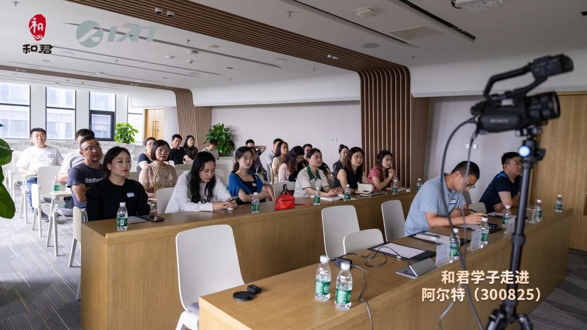 学员认真听讲现场