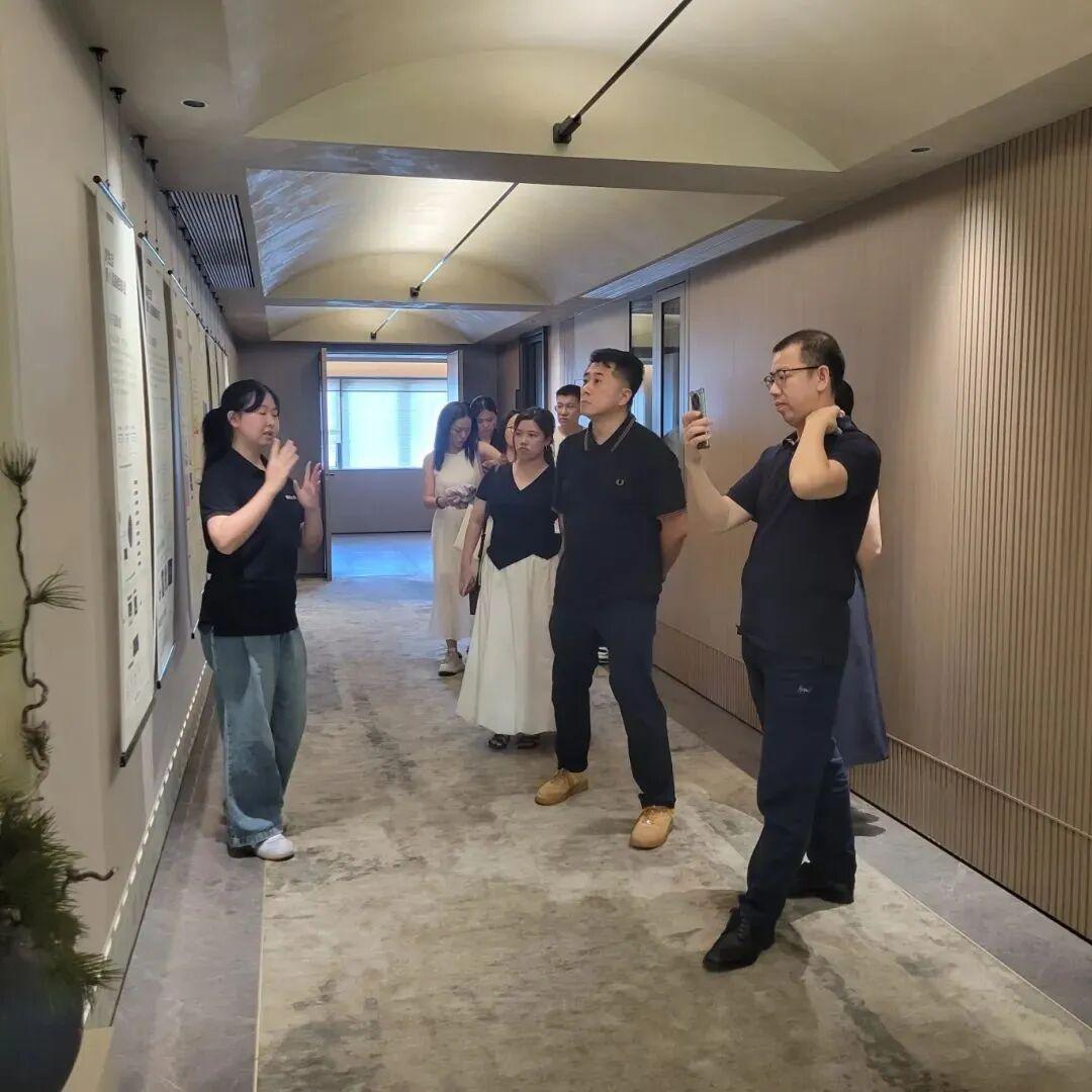 参观鹰牌陶瓷展厅