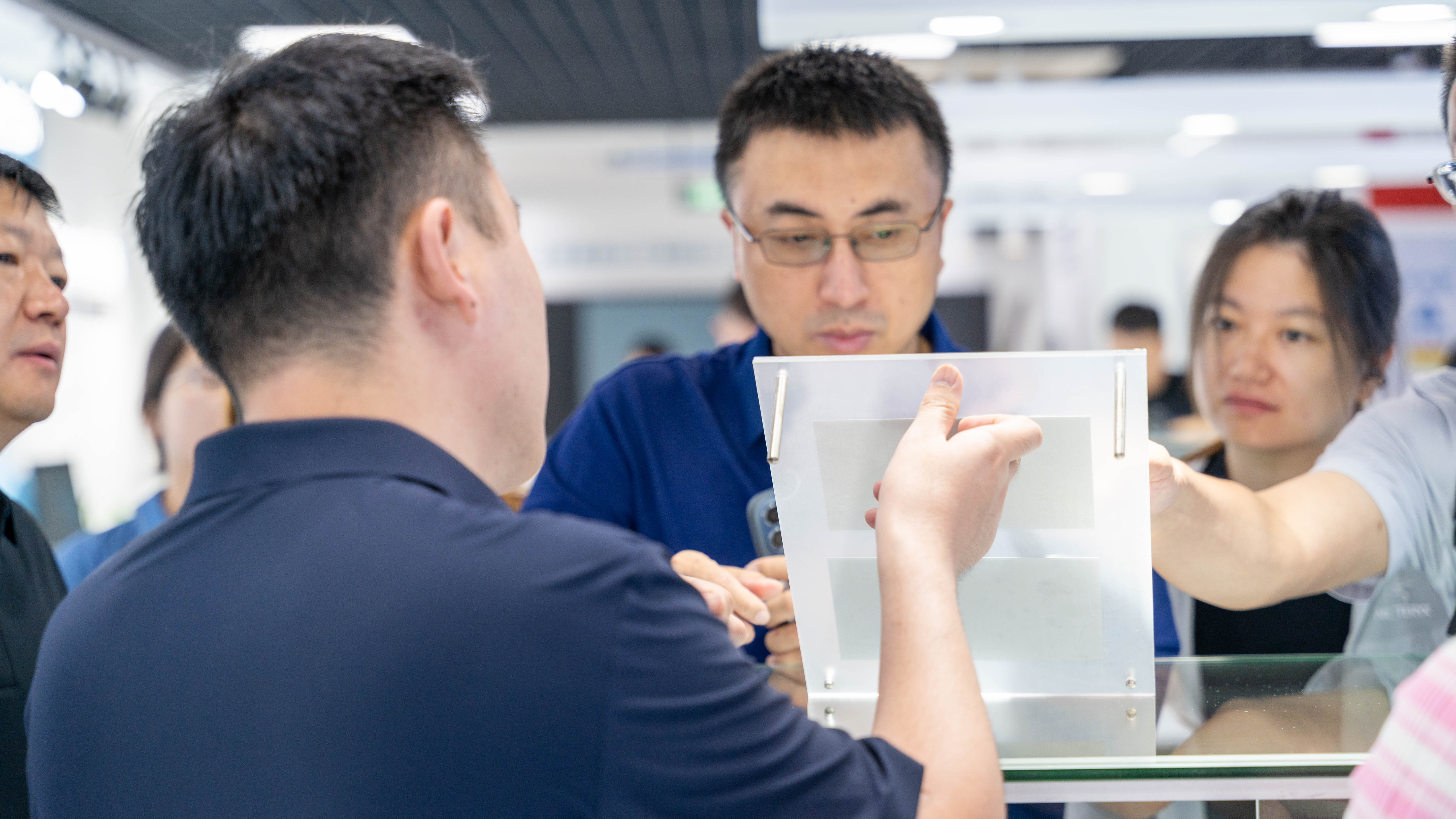 学员参观苏大维格展品
